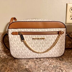 Michael Kors White and Tan Crossbody 👜🤎 gold hardware. Brand new! Carried once.